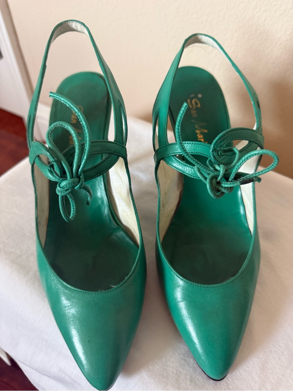 Green Pointed-Toe Slingback Heels with Knot Detail